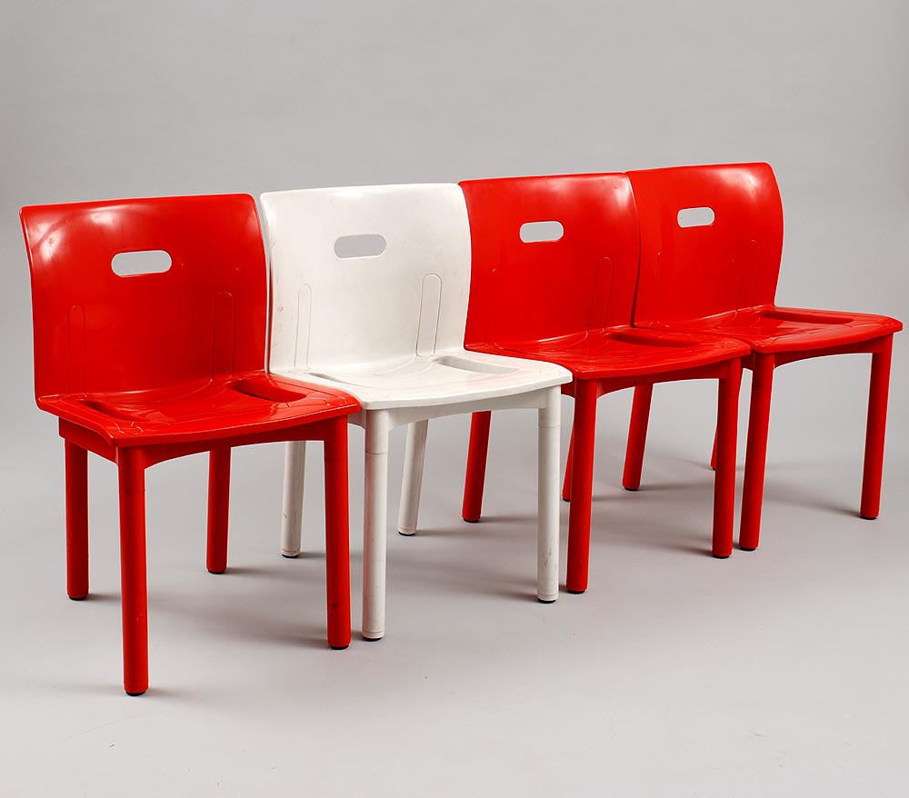 Botterweg Auctions Amsterdam > Four white plastic stackable Botterweg Auctions Amsterdam > Four white plastic stackable